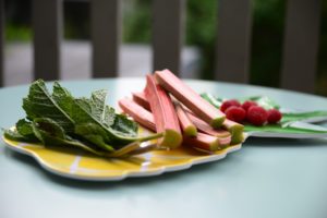 Les ingrédients pour l'eau aromatisé sont de la rhubarbe, des framboises, du sucre et de la menthe